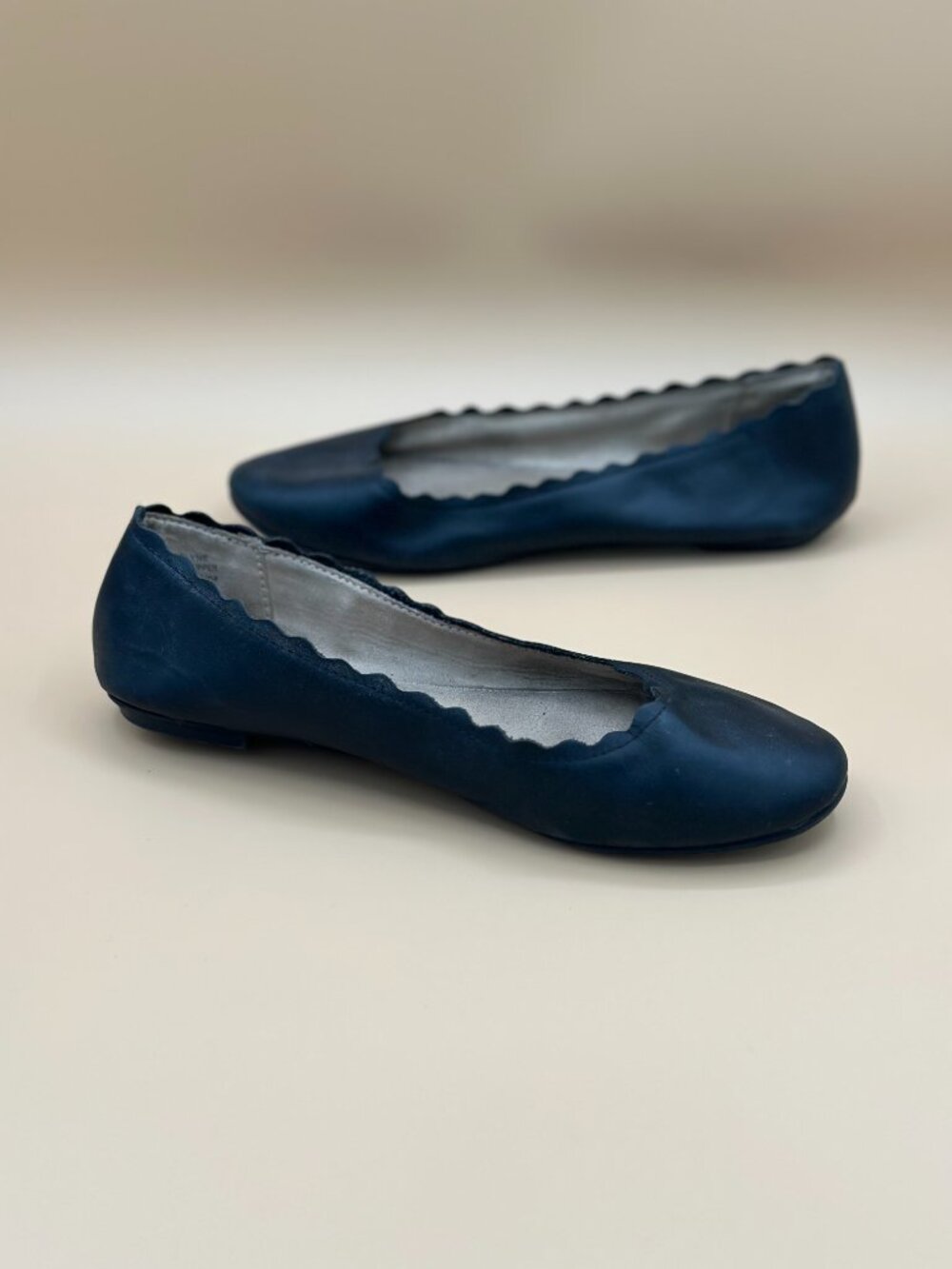 Kelly & Katie Weslyne Black Leather Ballet Flats Size 6 Scalloped Edge Slip-On - Picture 5 of 7